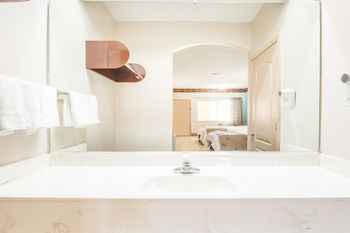 إدينبورغ Texas Inn And Suites Citycenter At Utrgv المظهر الخارجي الصورة